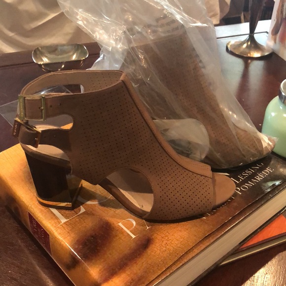 NWT TAN/TAUPE/LIGHT BROWN Louise et Cie Leather shootie/mule. Size 7M - Picture 2 of 6